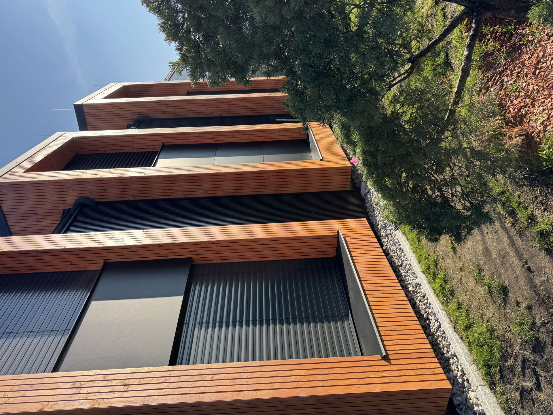 Dům ve vysok&eacute;m &uacute;jezdě - 2