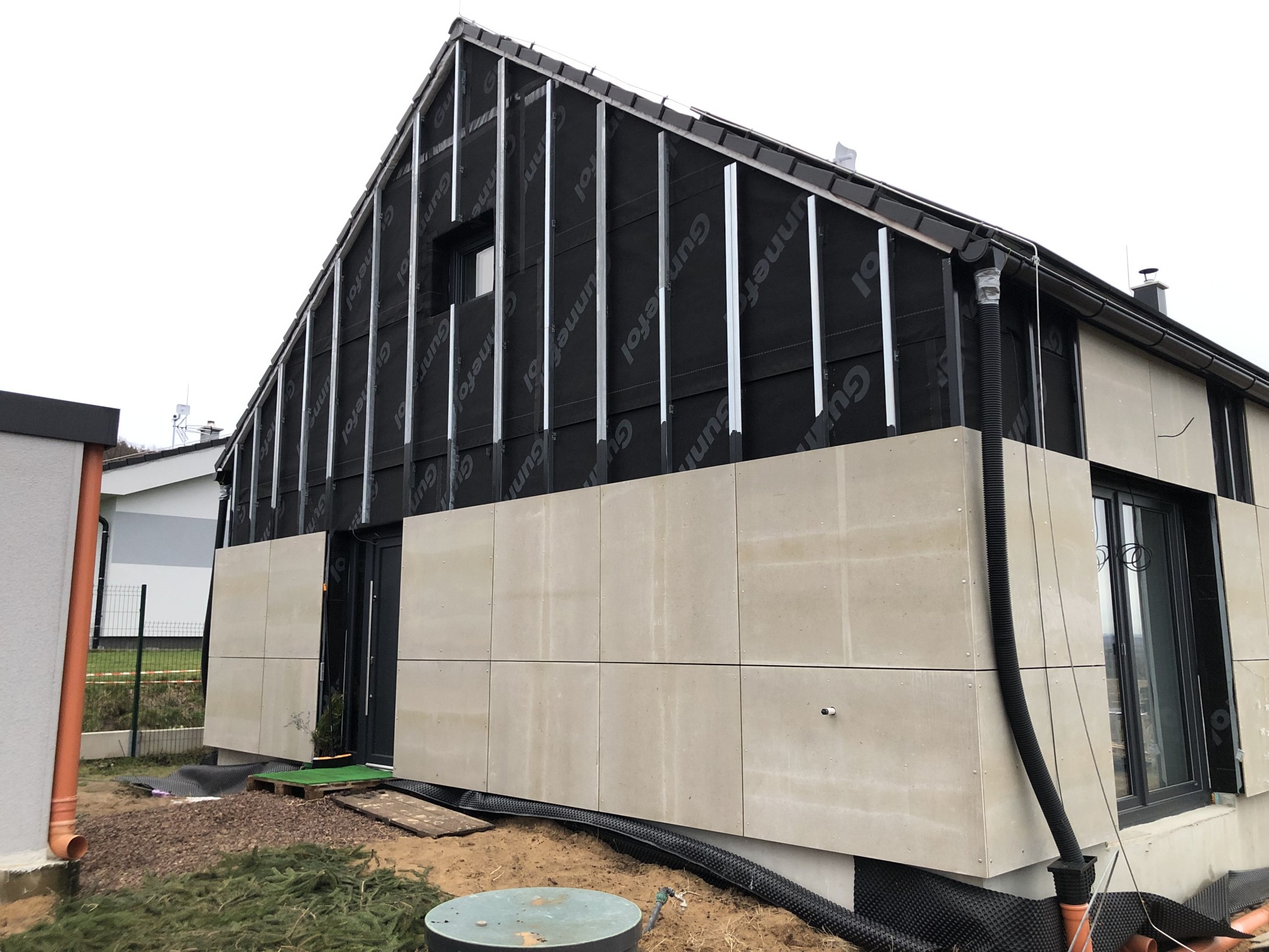 Rodinn&eacute; domy s odvětranou fas&aacute;dou