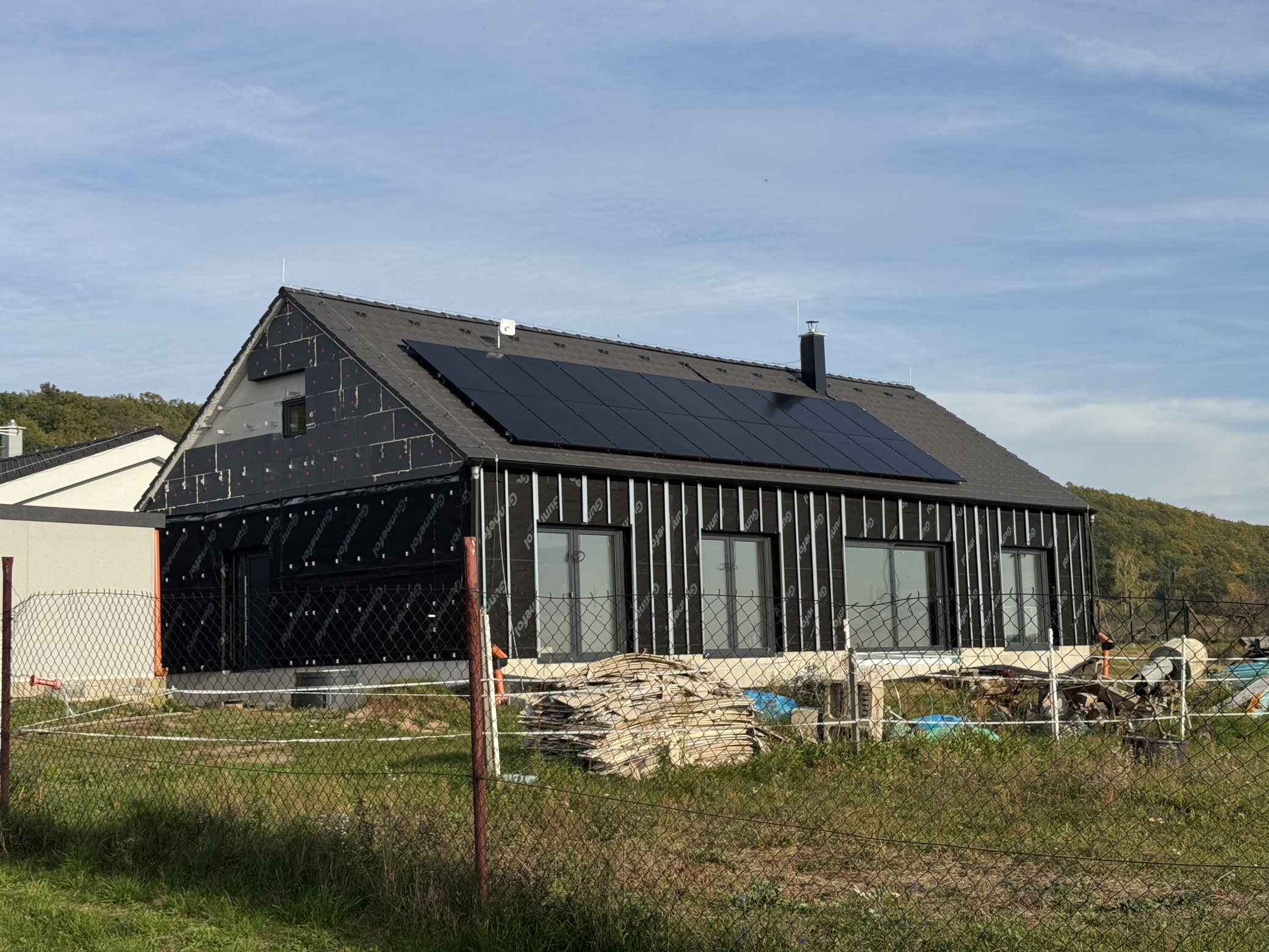 Rodinn&eacute; domy s odvětranou fas&aacute;dou