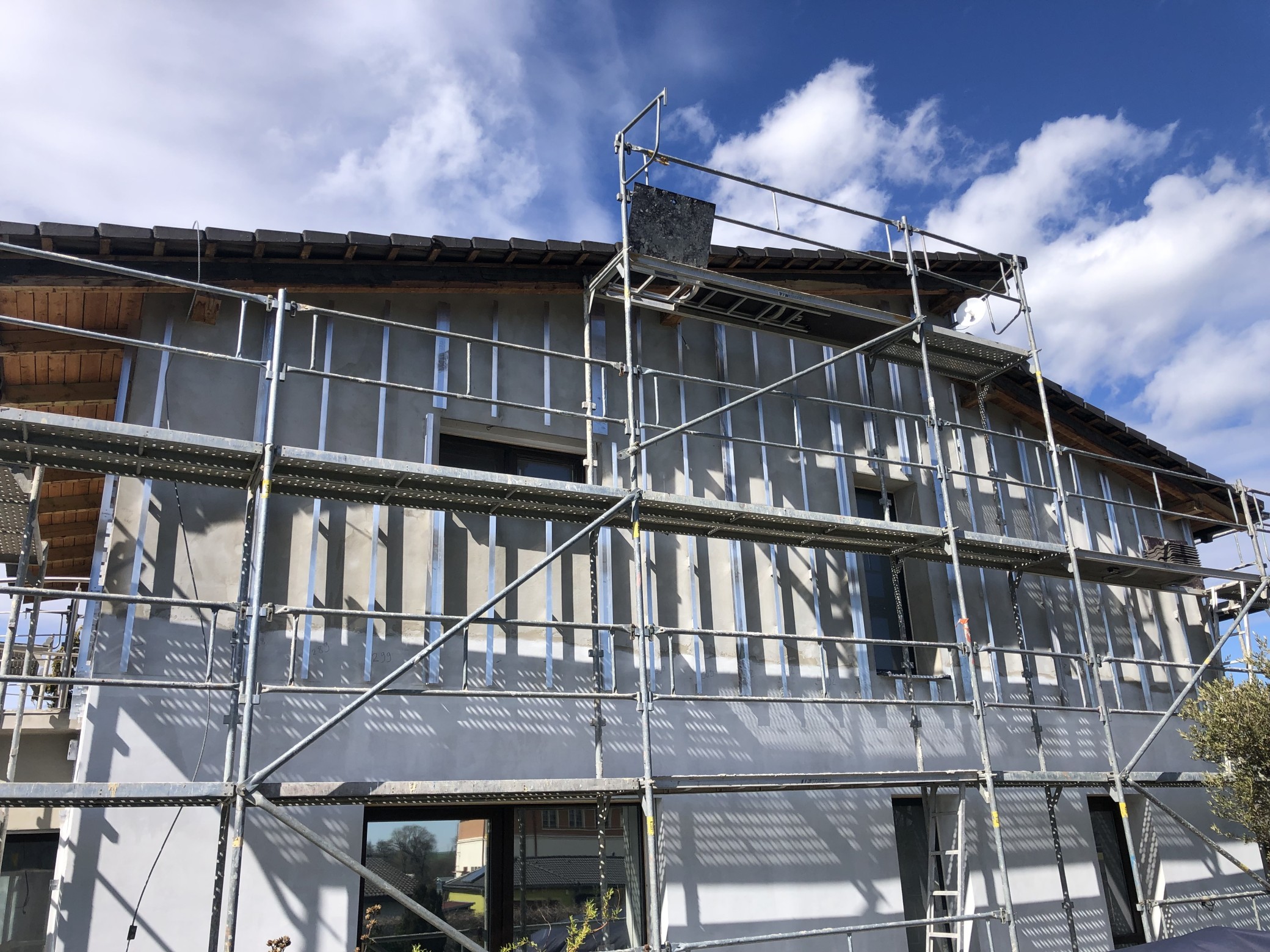 Rodinn&eacute; domy s odvětranou fas&aacute;dou